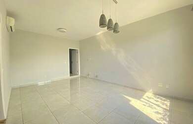 Imagem: A casa em condomínio possui 3 Dormitórios, 1 Banheiro, 2 Vagas