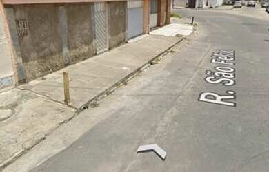 Imagem: A casa possui 3 Dormitórios, 1 Banheiro, 3 Vagas na garagem