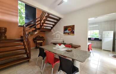 Imagem: A casa possui 4 Dormitórios, 5 Banheiros, 4 Vagas na garagem