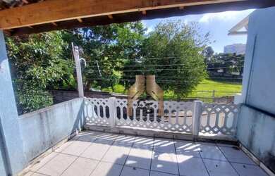 Imagem: A casa possui 3 Dormitórios, 2 Banheiros, 1 Vaga na garagem