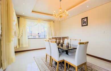 Imagem: A casa possui 3 Dormitórios, 4 Banheiros, 2 Vagas na garagem