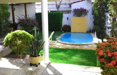 Imagem: A casa possui 5 Dormitórios, 3 Banheiros, 4 Vagas na garagem