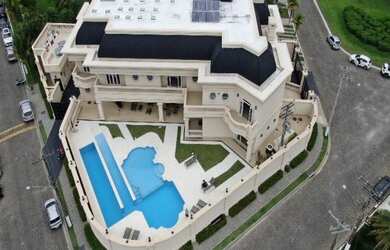 Imagem: A casa possui 5 Dormitórios, 5 Banheiros, 5 Vagas na garagem