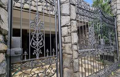 Imagem: A casa possui 5 Dormitórios, 5 Banheiros, 3 Vagas na garagem