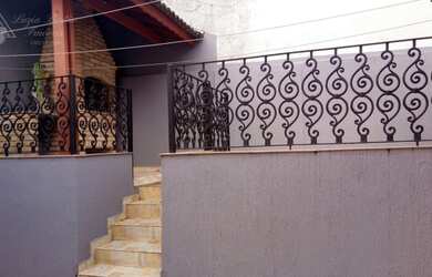 Imagem: A casa possui 3 Dormitórios, 4 Banheiros, 5 Vagas na garagem