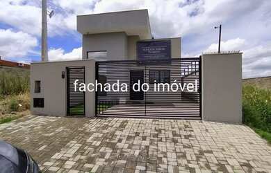 Imagem: A casa possui 3 Dormitórios, 2 Banheiros, 2 Vagas na garagem