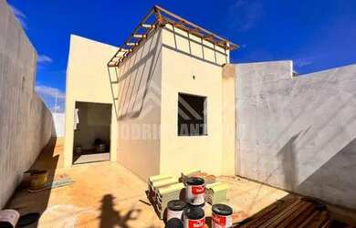 Imagem: A casa possui 3 Dormitórios, 1 Banheiro, 2 Vagas na garagem