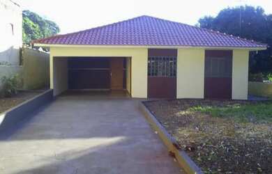 Imagem: A casa possui 3 Dormitórios, 2 Banheiros, 4 Vagas na garagem