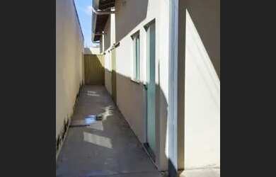 Imagem: A casa possui 2 Dormitórios, 1 Banheiro, 1 Vaga na garagem