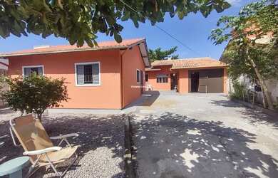 Imagem: A casa possui 4 Dormitórios, 2 Banheiros, 2 Vagas na garagem