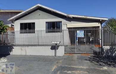 Imagem: A casa possui 4 Dormitórios, 2 Banheiros, 2 Vagas na garagem