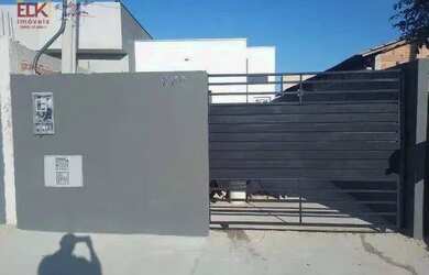 Imagem: A casa possui 2 Dormitórios, 1 Banheiro, 2 Vagas na garagem