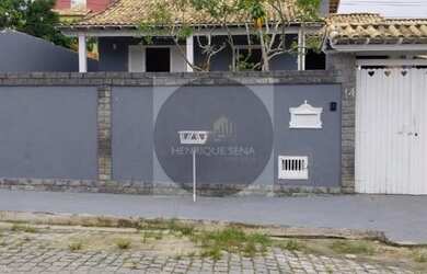 Imagem: A casa possui 4 Dormitórios, 2 Banheiros, 4 Vagas na garagem