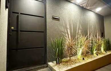 Imagem: A casa possui 3 Dormitórios, 2 Banheiros, 2 Vagas na garagem