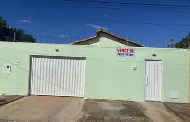 Imagem: A casa possui 3 Dormitórios, 2 Banheiros, 2 Vagas na garagem