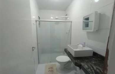 Imagem: A casa possui 3 Dormitórios, 1 Banheiro, 2 Vagas na garagem