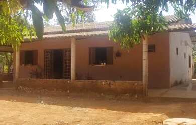 Imagem: A casa possui 3 Dormitórios, 2 Banheiros, 4 Vagas na garagem