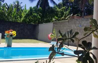 Imagem: A casa possui 3 Dormitórios, 3 Banheiros e 4 Vagas na garagem