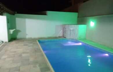 Imagem: A casa possui 3 Dormitórios, 3 Banheiros, 4 Vagas na garagem