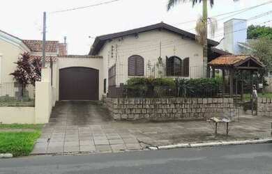 Imagem: A casa possui 4 Dormitórios, 5 Banheiros, 3 Vagas na garagem