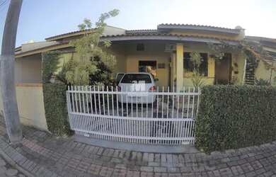 Imagem: A casa possui 2 Dormitórios, 1 Banheiro, 1 Vaga na garagem