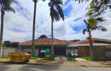 Imagem: A casa possui 5 Dormitórios, 1 Banheiro, 3 Vagas na garagem