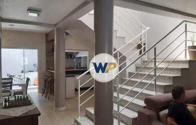 Imagem: A casa possui 3 Dormitórios, 2 Banheiros, 1 Vaga na garagem