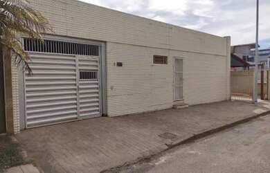 Imagem: A casa possui 4 Dormitórios, 5 Banheiros, 3 Vagas na garagem