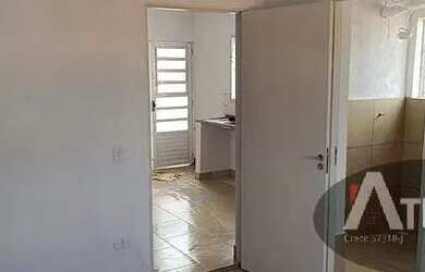 Imagem: A casa possui 1 Dormitório, 1 Banheiro, 1 Vaga na garagem