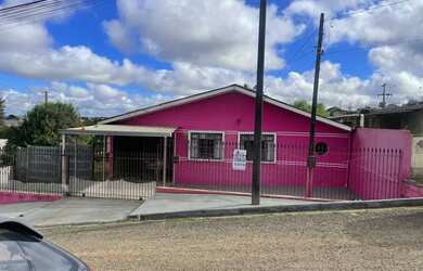Imagem: A casa possui 3 Dormitórios, 1 Banheiro, 2 Vagas na garagem
