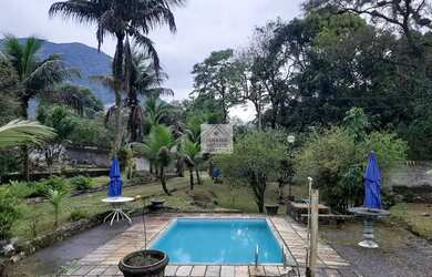 Imagem: A casa possui 4 Dormitórios, 3 Banheiros, 5 Vagas na garagem