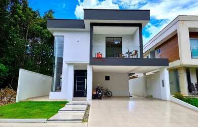 Imagem: A casa em condomínio possui 3 Dormitórios, 2 Banheiros, 4