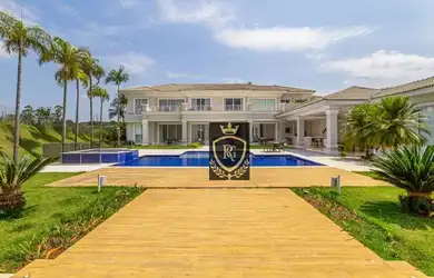 Imagem: A casa em condomínio possui 5 Dormitórios, 5 Banheiros, 5