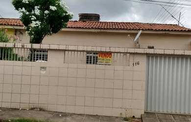 Imagem: A casa possui 4 Dormitórios, 2 Banheiros, 2 Vagas na garagem