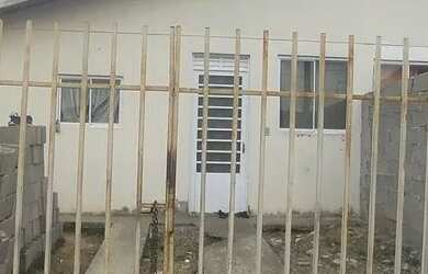 Imagem: A casa possui 2 Dormitórios, 1 Banheiro, 1 Vaga na garagem