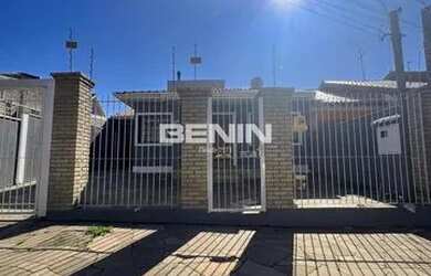 Imagem: A casa possui 2 Dormitórios, 1 Banheiro, 3 Vagas na garagem