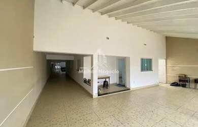 Imagem: A casa possui 3 Dormitórios, 1 Banheiro, 4 Vagas na garagem