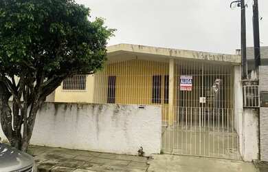 Imagem: A casa possui 3 Dormitórios, 1 Banheiro, 1 Vaga na garagem