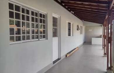 Imagem: A casa possui 2 Dormitórios, 1 Banheiro, 2 Vagas na garagem