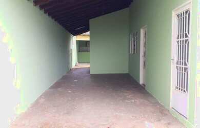 Imagem: A casa possui 2 Dormitórios, 1 Banheiro, 2 Vagas na garagem