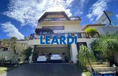 Imagem: A casa em condomínio possui 4 Dormitórios, 5 Banheiros, 2