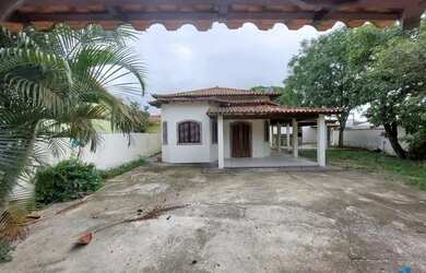 Imagem: A casa possui 2 Dormitórios, 3 Banheiros, 2 Vagas na garagem