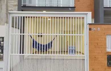 Imagem: A casa possui 3 Dormitórios, 3 Banheiros, 2 Vagas na garagem