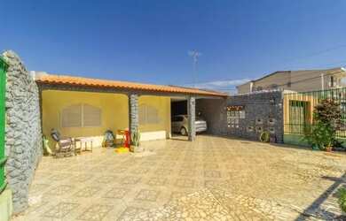 Imagem: A casa possui 5 Dormitórios, 5 Banheiros, 5 Vagas na garagem