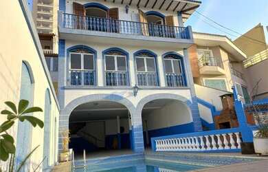 Imagem: A casa possui 4 Dormitórios, 5 Banheiros, 5 Vagas na garagem