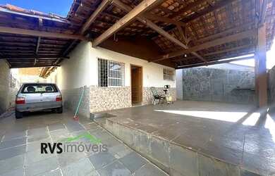 Imagem: A casa possui 3 Dormitórios, 2 Banheiros, 3 Vagas na garagem