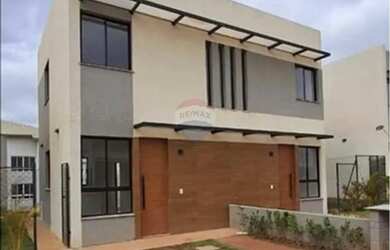 Imagem: A casa possui 2 Dormitórios, 2 Banheiros, 2 Vagas na garagem