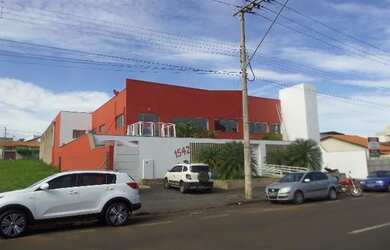 Imagem: O depósito possui 5 Vagas na garagem, 700m² de Área e está