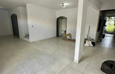 Imagem: A casa possui 3 Dormitórios, 2 Banheiros, 1 Vaga na garagem