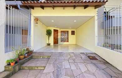 Imagem: A casa possui 4 Dormitórios, 4 Banheiros, 2 Vagas na garagem